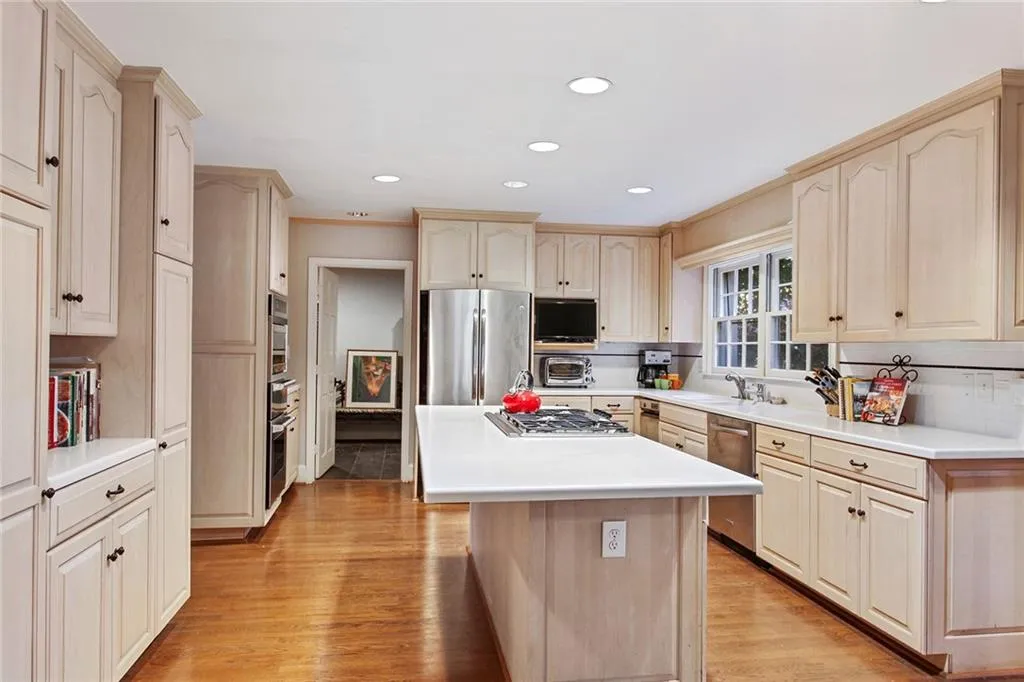 5805 Winterthur Lane, Sandy Springs, Georgia 30328, 4 Bedrooms Bedrooms, ,3 BathroomsBathrooms,Residential,Sold,5805 Winterthur Lane,6976551