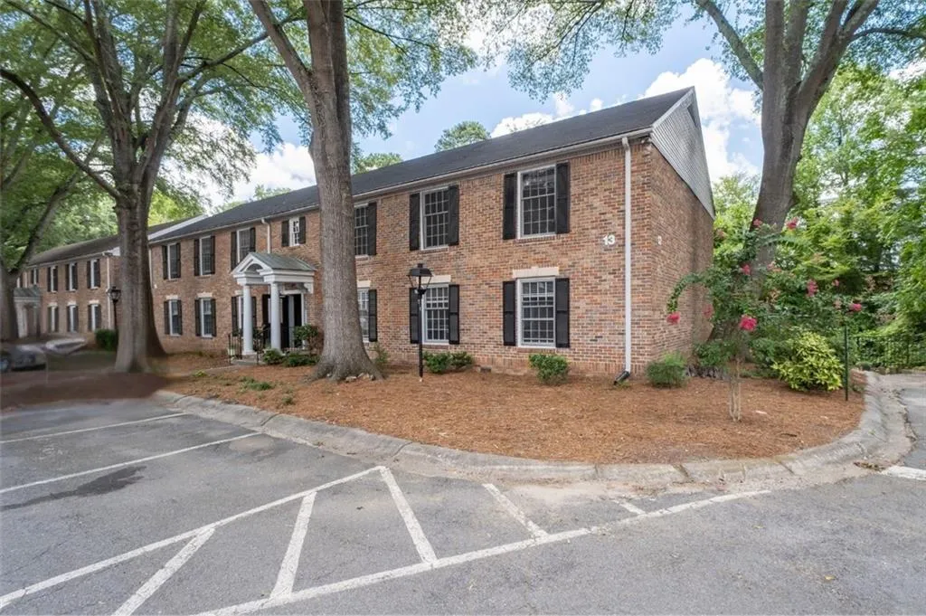 6700 Roswell Road Unit 13a, Sandy Springs, Georgia 30328, 3 Bedrooms Bedrooms, ,2 BathroomsBathrooms,Residential,For Sale,6700 Roswell Road Unit 13a,7633888