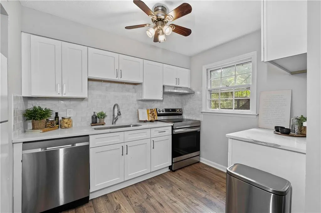 6700 Roswell Road Unit 13a, Sandy Springs, Georgia 30328, 3 Bedrooms Bedrooms, ,2 BathroomsBathrooms,Residential,For Sale,6700 Roswell Road Unit 13a,7633888