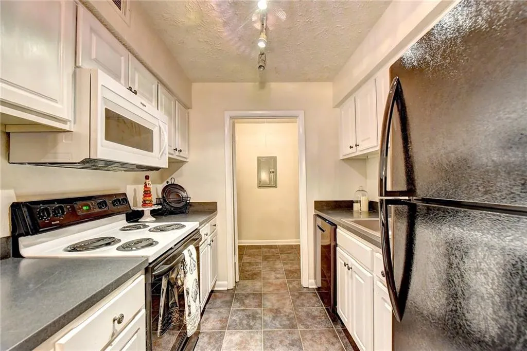 5145 Roswell Road Unit 2, Atlanta, Georgia 30342, 2 Bedrooms Bedrooms, ,1 BathroomBathrooms,Residential,Sold,5145 Roswell Road Unit 2,6125936