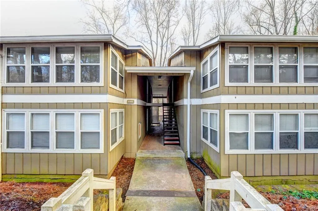 5145 Roswell Road Unit 2, Atlanta, Georgia 30342, 2 Bedrooms Bedrooms, ,1 BathroomBathrooms,Residential,Sold,5145 Roswell Road Unit 2,6125936