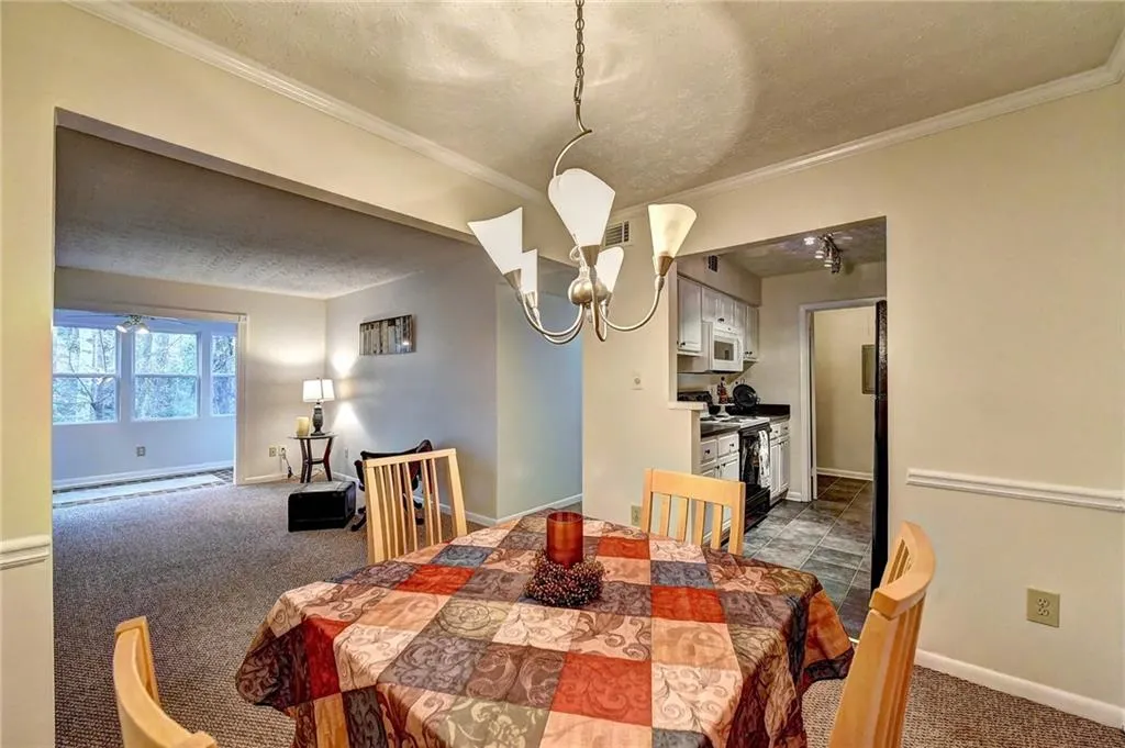 5145 Roswell Road Unit 2, Atlanta, Georgia 30342, 2 Bedrooms Bedrooms, ,1 BathroomBathrooms,Residential,Sold,5145 Roswell Road Unit 2,6125936