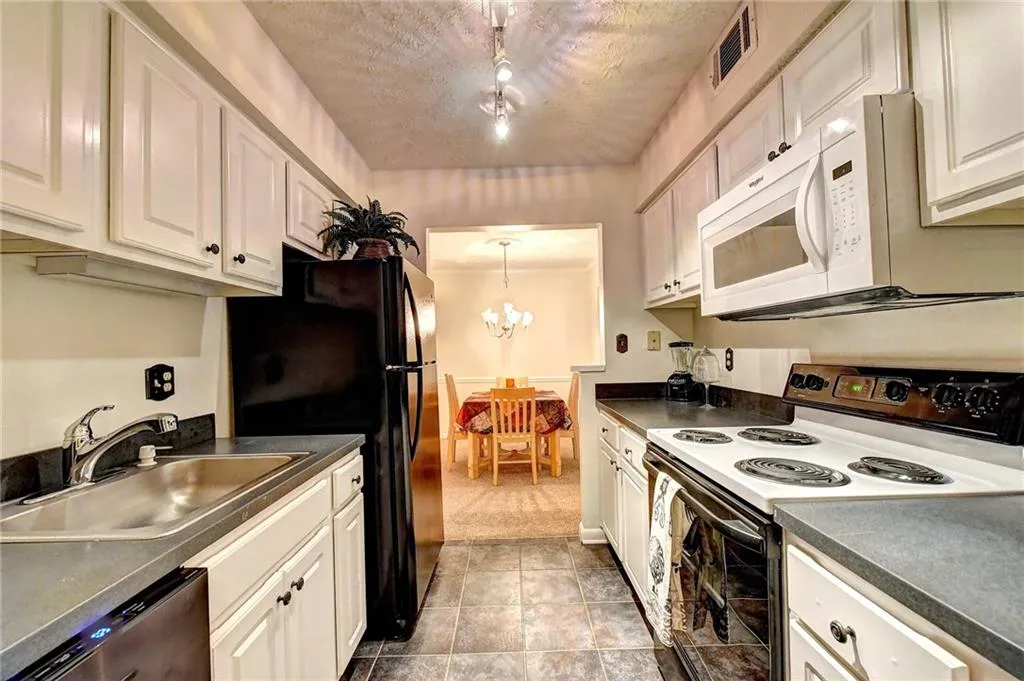 5145 Roswell Road Unit 2, Atlanta, Georgia 30342, 2 Bedrooms Bedrooms, ,1 BathroomBathrooms,Residential,Sold,5145 Roswell Road Unit 2,6125936