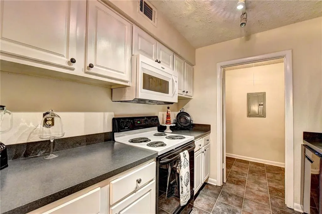5145 Roswell Road Unit 2, Atlanta, Georgia 30342, 2 Bedrooms Bedrooms, ,1 BathroomBathrooms,Residential,Sold,5145 Roswell Road Unit 2,6125936