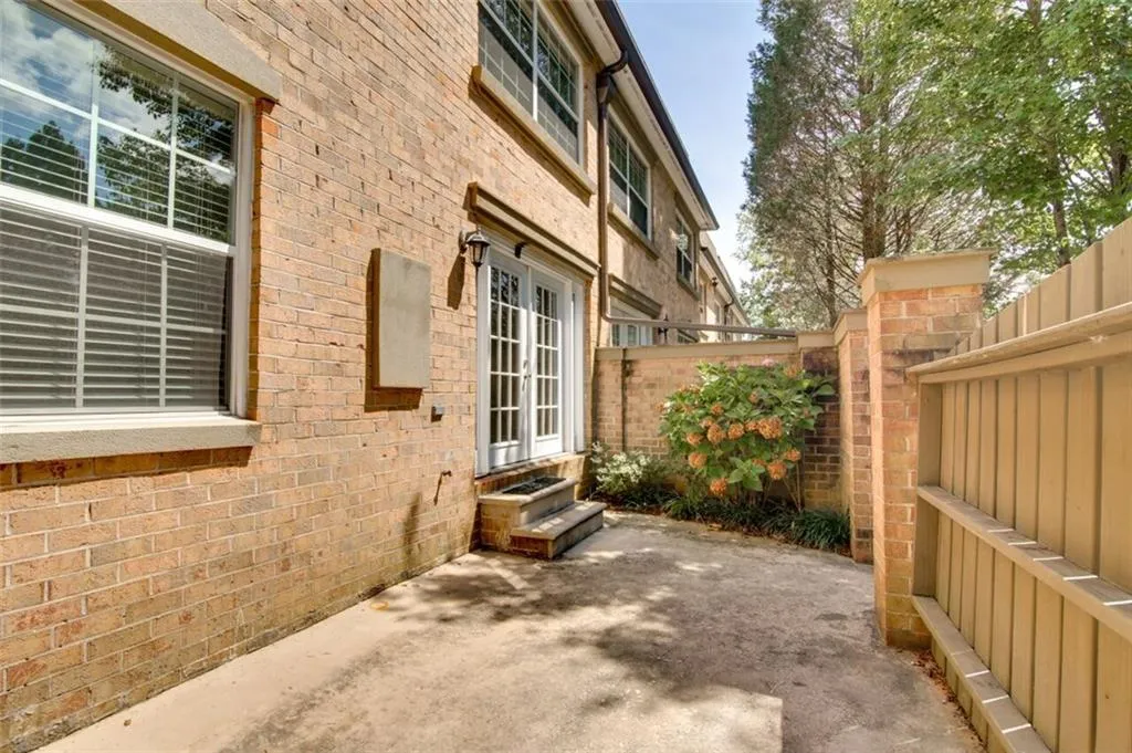 6980 Roswell Road Unit A4, Sandy Springs, Georgia 30328, 3 Bedrooms Bedrooms, ,2 BathroomsBathrooms,Residential,Sold,6980 Roswell Road Unit A4,6046204