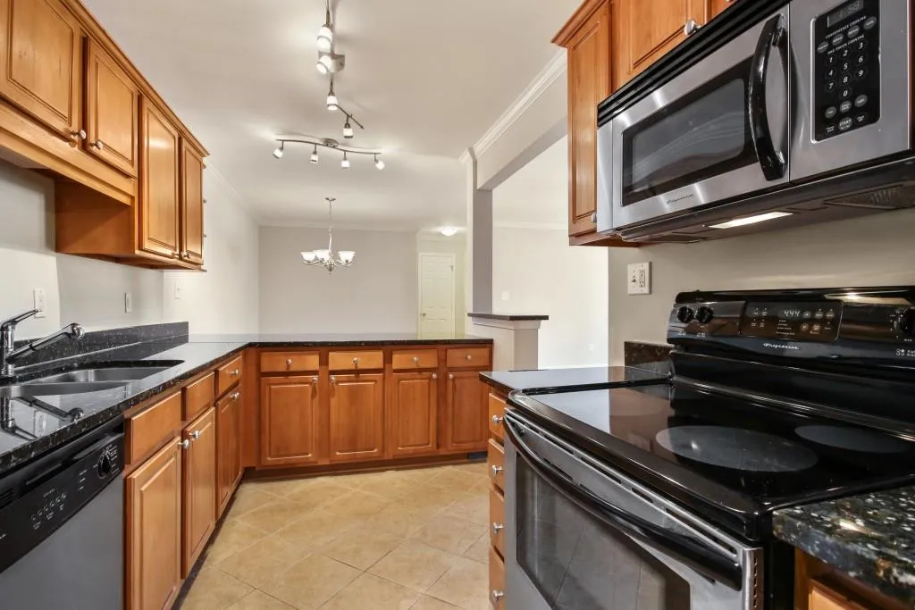 207 Brighton Point, Sandy Springs, Georgia 30328, 2 Bedrooms Bedrooms, ,2 BathroomsBathrooms,Residential,Sold,207 Brighton Point,6843818