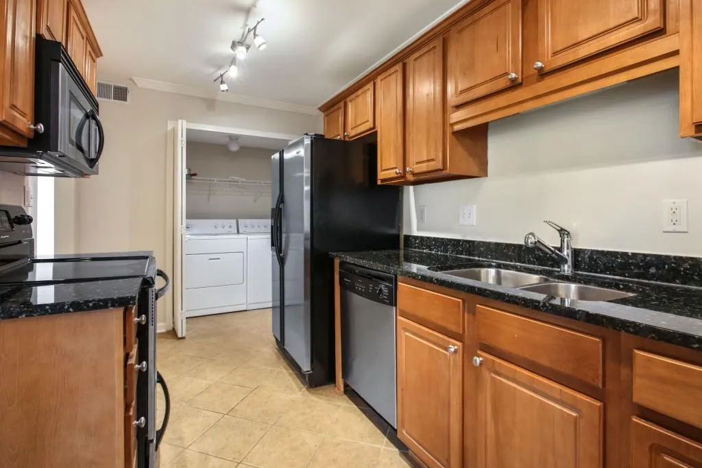 207 Brighton Point, Sandy Springs, Georgia 30328, 2 Bedrooms Bedrooms, ,2 BathroomsBathrooms,Residential,Sold,207 Brighton Point,6843818