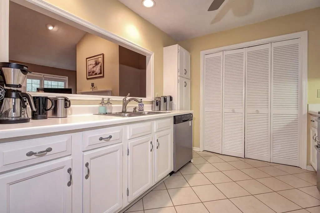 804 Camden Court, Sandy Springs, Georgia 30327, 2 Bedrooms Bedrooms, ,2 BathroomsBathrooms,Residential,Sold,804 Camden Court,5729790