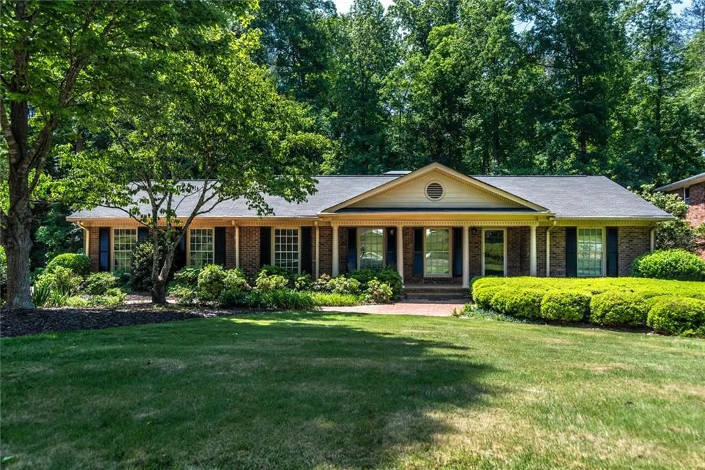 215 W Spalding Drive, Atlanta, Georgia 30328, 4 Bedrooms Bedrooms, ,3 BathroomsBathrooms,Residential,Sold,215 W Spalding Drive,6045529