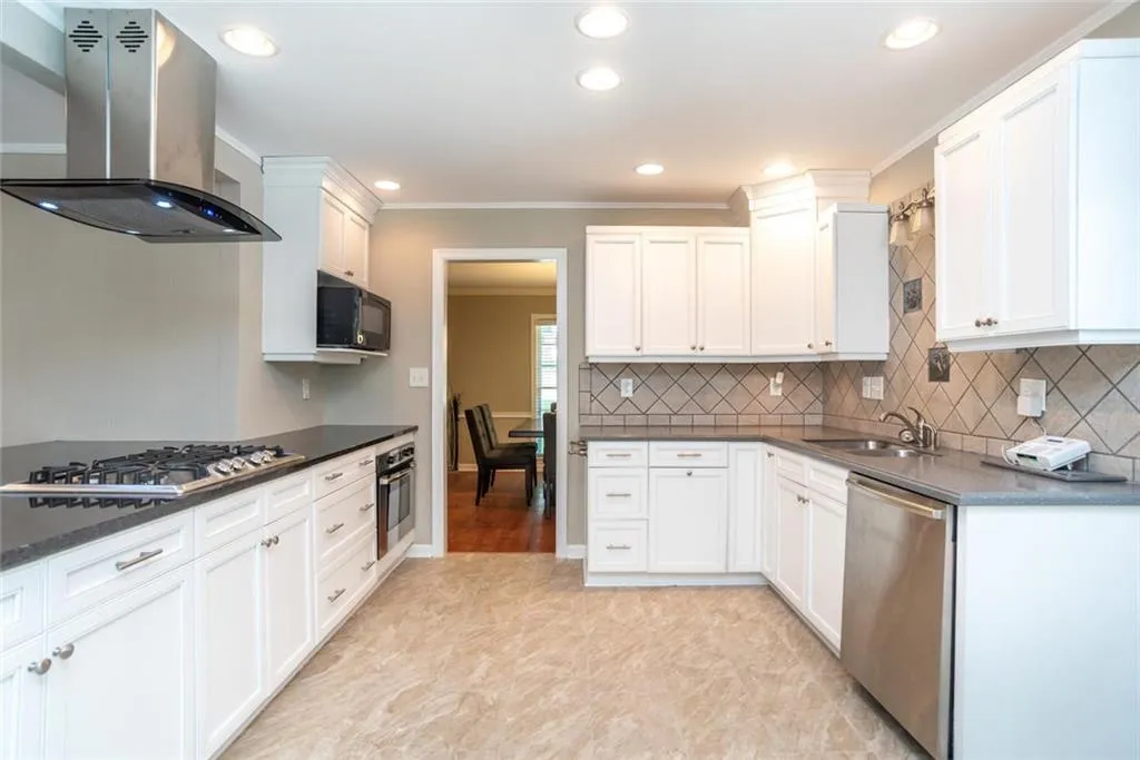 215 W Spalding Drive, Atlanta, Georgia 30328, 4 Bedrooms Bedrooms, ,3 BathroomsBathrooms,Residential,Sold,215 W Spalding Drive,6045529