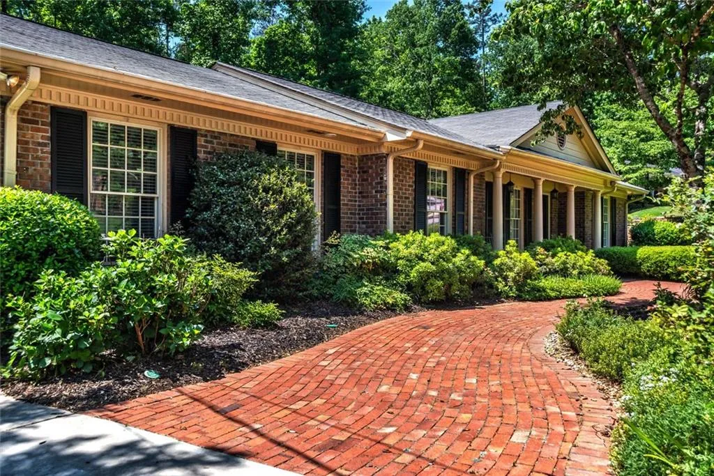 215 W Spalding Drive, Atlanta, Georgia 30328, 4 Bedrooms Bedrooms, ,3 BathroomsBathrooms,Residential,Sold,215 W Spalding Drive,6045529