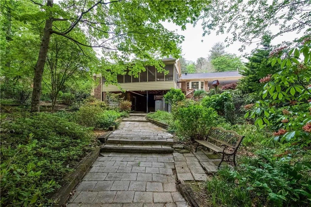 215 W Spalding Drive, Atlanta, Georgia 30328, 4 Bedrooms Bedrooms, ,3 BathroomsBathrooms,Residential,Sold,215 W Spalding Drive,6045529