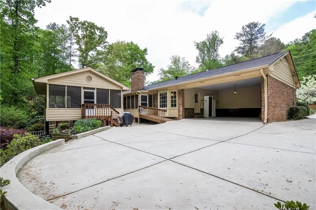 215 W Spalding Drive, Atlanta, Georgia 30328, 4 Bedrooms Bedrooms, ,3 BathroomsBathrooms,Residential,Sold,215 W Spalding Drive,6045529