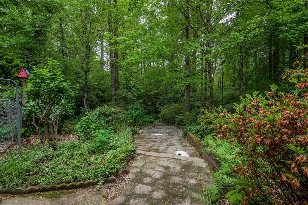 215 W Spalding Drive, Atlanta, Georgia 30328, 4 Bedrooms Bedrooms, ,3 BathroomsBathrooms,Residential,Sold,215 W Spalding Drive,6045529
