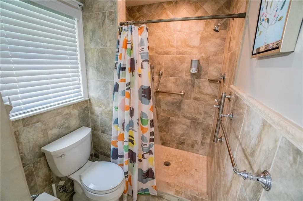 215 W Spalding Drive, Atlanta, Georgia 30328, 4 Bedrooms Bedrooms, ,3 BathroomsBathrooms,Residential,Sold,215 W Spalding Drive,6045529
