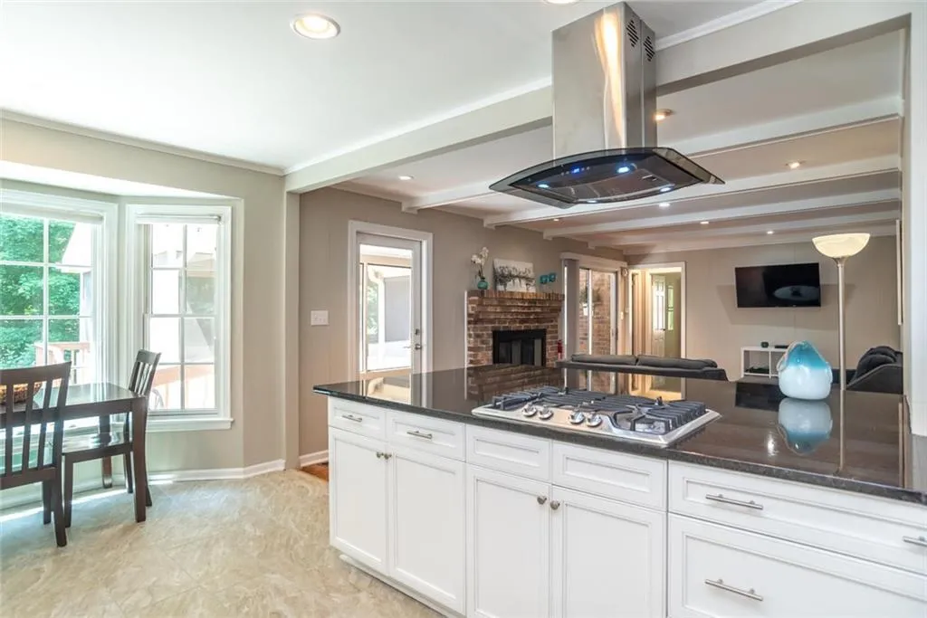 215 W Spalding Drive, Atlanta, Georgia 30328, 4 Bedrooms Bedrooms, ,3 BathroomsBathrooms,Residential,Sold,215 W Spalding Drive,6045529