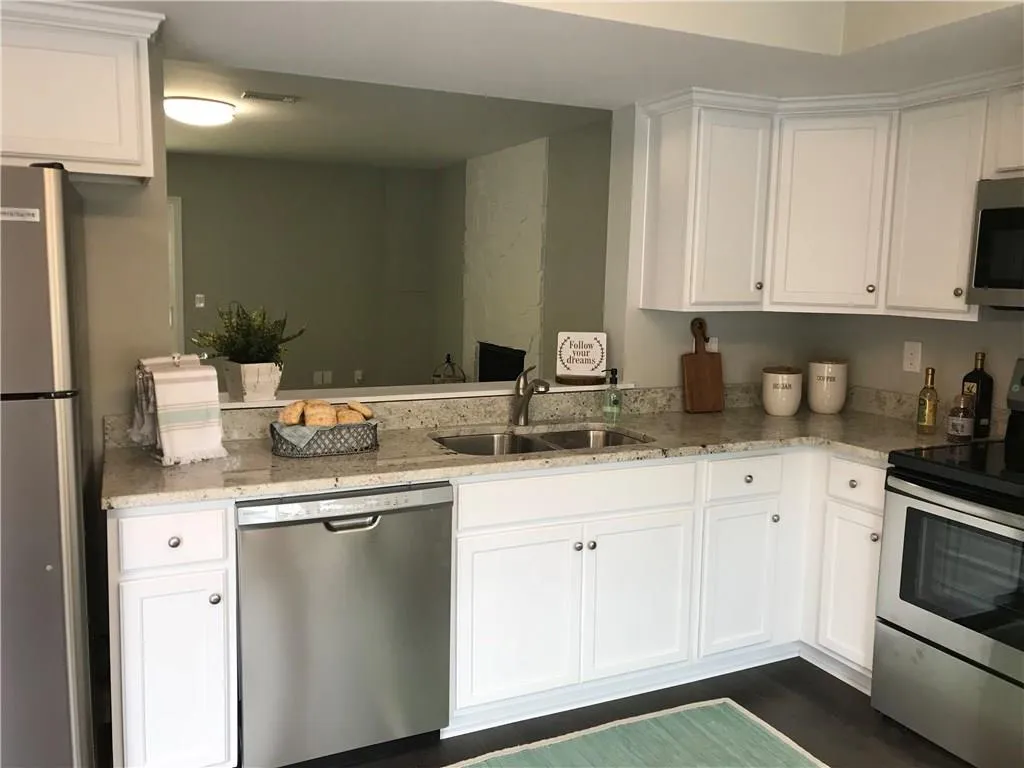 8810 Long Beach Circle, Sandy Springs, Georgia 30350, 2 Bedrooms Bedrooms, ,2 BathroomsBathrooms,Residential,Sold,8810 Long Beach Circle,6092863