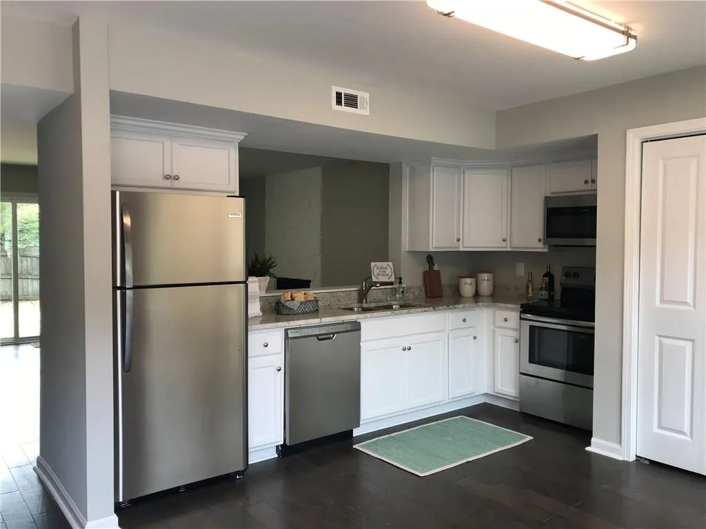 8810 Long Beach Circle, Sandy Springs, Georgia 30350, 2 Bedrooms Bedrooms, ,2 BathroomsBathrooms,Residential,Sold,8810 Long Beach Circle,6092863