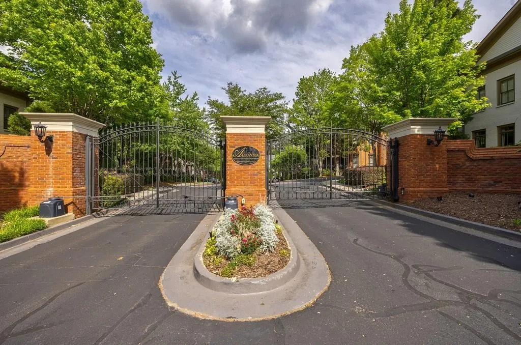 3127 Lenox Road Ne Unit 1, Atlanta, Georgia 30324, 3 Bedrooms Bedrooms, ,3 BathroomsBathrooms,Residential,For Sale,3127 Lenox Road Ne Unit 1,7567598