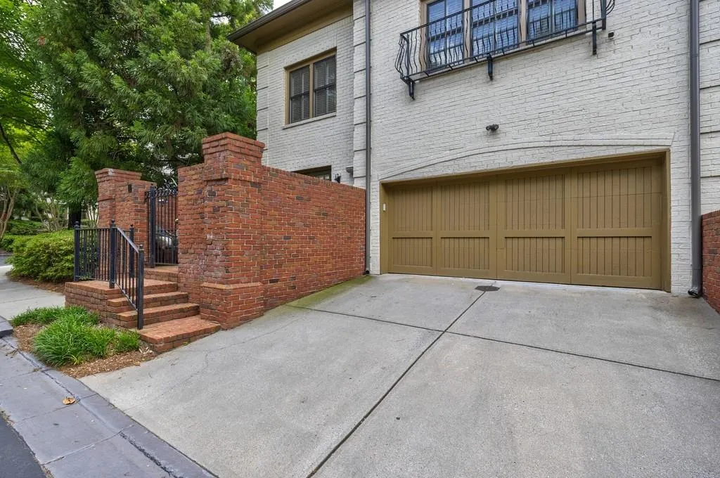 3127 Lenox Road Ne Unit 1, Atlanta, Georgia 30324, 3 Bedrooms Bedrooms, ,3 BathroomsBathrooms,Residential,For Sale,3127 Lenox Road Ne Unit 1,7567598