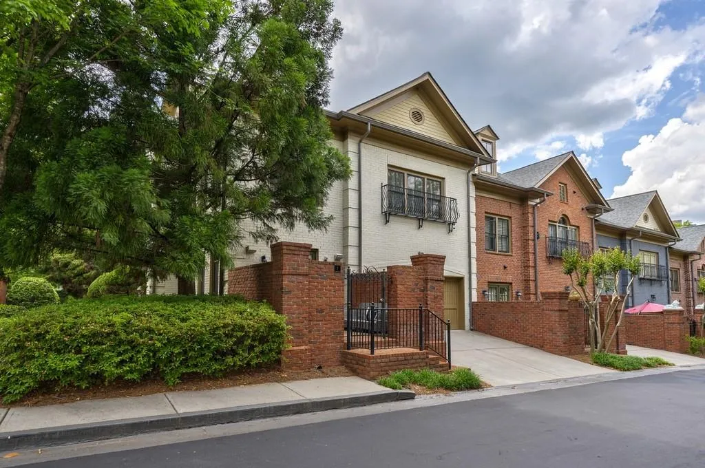 3127 Lenox Road Ne Unit 1, Atlanta, Georgia 30324, 3 Bedrooms Bedrooms, ,3 BathroomsBathrooms,Residential,For Sale,3127 Lenox Road Ne Unit 1,7567598