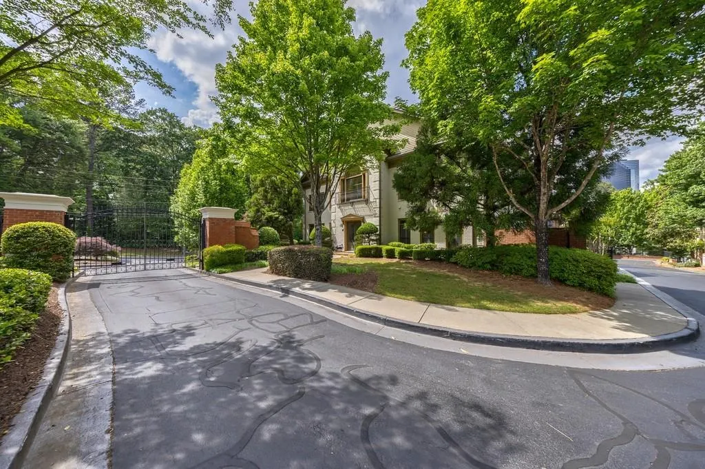 3127 Lenox Road Ne Unit 1, Atlanta, Georgia 30324, 3 Bedrooms Bedrooms, ,3 BathroomsBathrooms,Residential,For Sale,3127 Lenox Road Ne Unit 1,7567598
