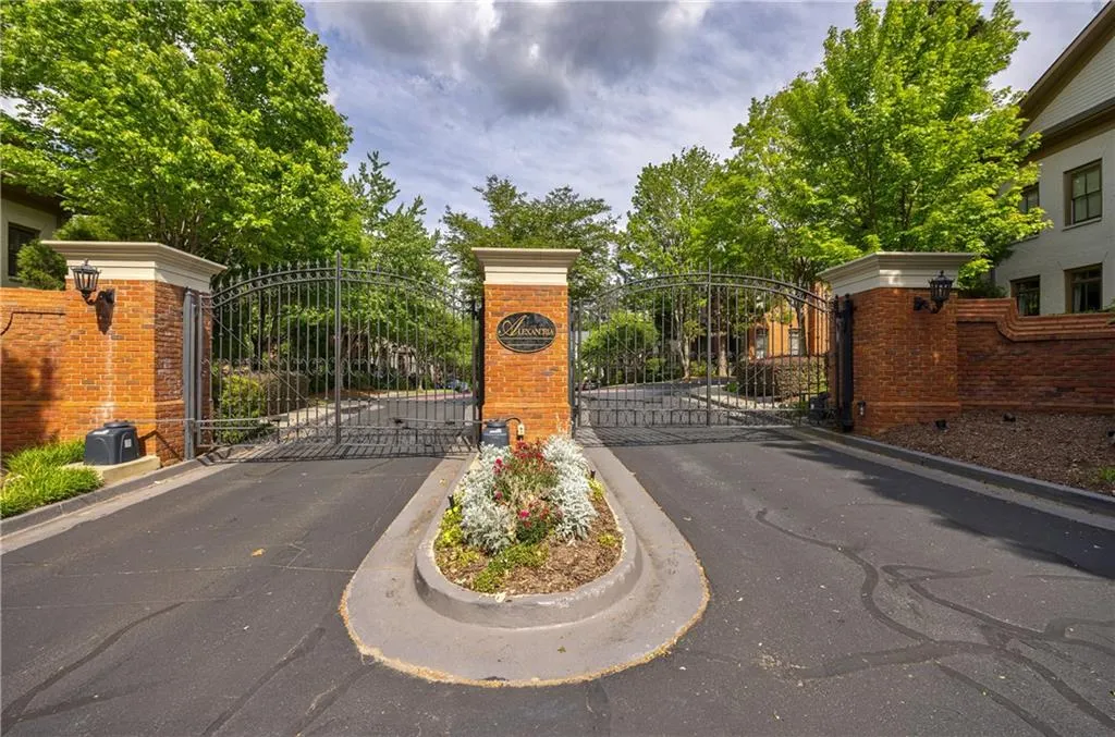 3127 Lenox Road Ne Unit 1, Atlanta, Georgia 30324, 3 Bedrooms Bedrooms, ,3 BathroomsBathrooms,Residential,For Sale,3127 Lenox Road Ne Unit 1,7567598
