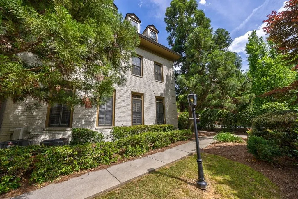 3127 Lenox Road Ne Unit 1, Atlanta, Georgia 30324, 3 Bedrooms Bedrooms, ,3 BathroomsBathrooms,Residential,For Sale,3127 Lenox Road Ne Unit 1,7567598