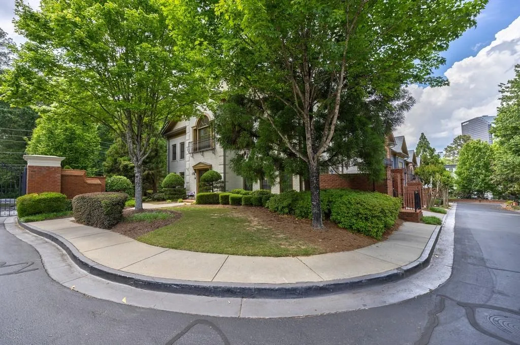 3127 Lenox Road Ne Unit 1, Atlanta, Georgia 30324, 3 Bedrooms Bedrooms, ,3 BathroomsBathrooms,Residential,For Sale,3127 Lenox Road Ne Unit 1,7567598