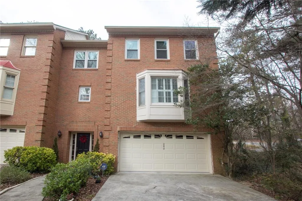 240 Dunwoody Creek Circle, Sandy Springs, Georgia 30350, 3 Bedrooms Bedrooms, ,2 BathroomsBathrooms,Residential,Sold,240 Dunwoody Creek Circle,5626088