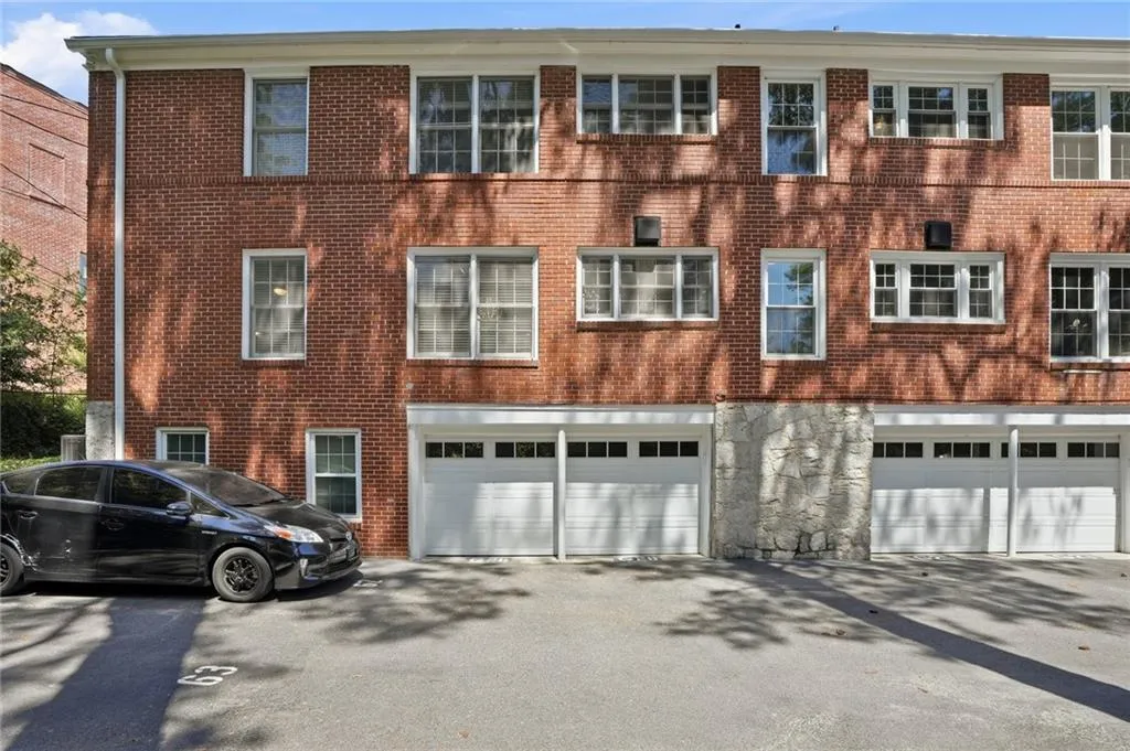 3669 Peachtree Road Ne Unit 3b, Atlanta, Georgia 30319, 2 Bedrooms Bedrooms, 0 ,1 BathroomBathrooms,Residential,For Sale,3669 Peachtree Road Ne Unit 3b,7756143