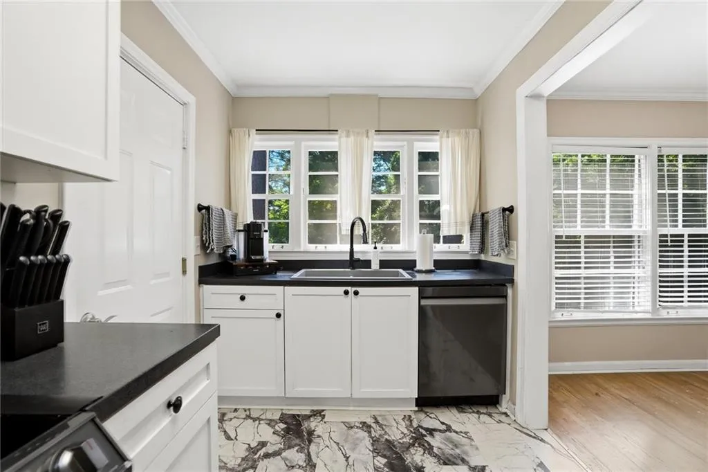3669 Peachtree Road Ne Unit 3b, Atlanta, Georgia 30319, 2 Bedrooms Bedrooms, 0 ,1 BathroomBathrooms,Residential,For Sale,3669 Peachtree Road Ne Unit 3b,7756143
