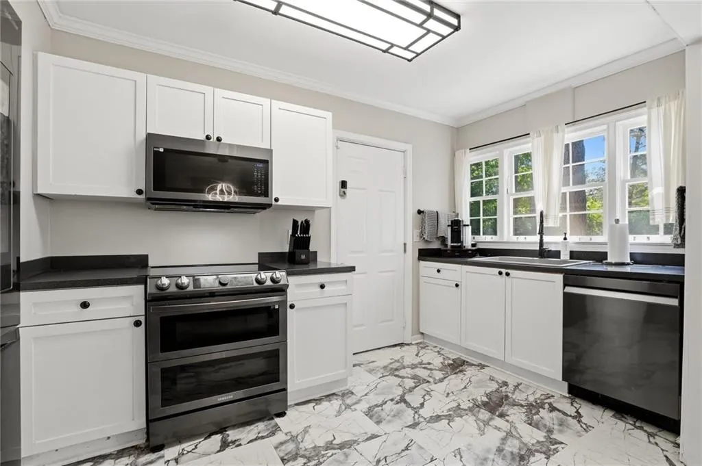 3669 Peachtree Road Ne Unit 3b, Atlanta, Georgia 30319, 2 Bedrooms Bedrooms, 0 ,1 BathroomBathrooms,Residential,For Sale,3669 Peachtree Road Ne Unit 3b,7756143
