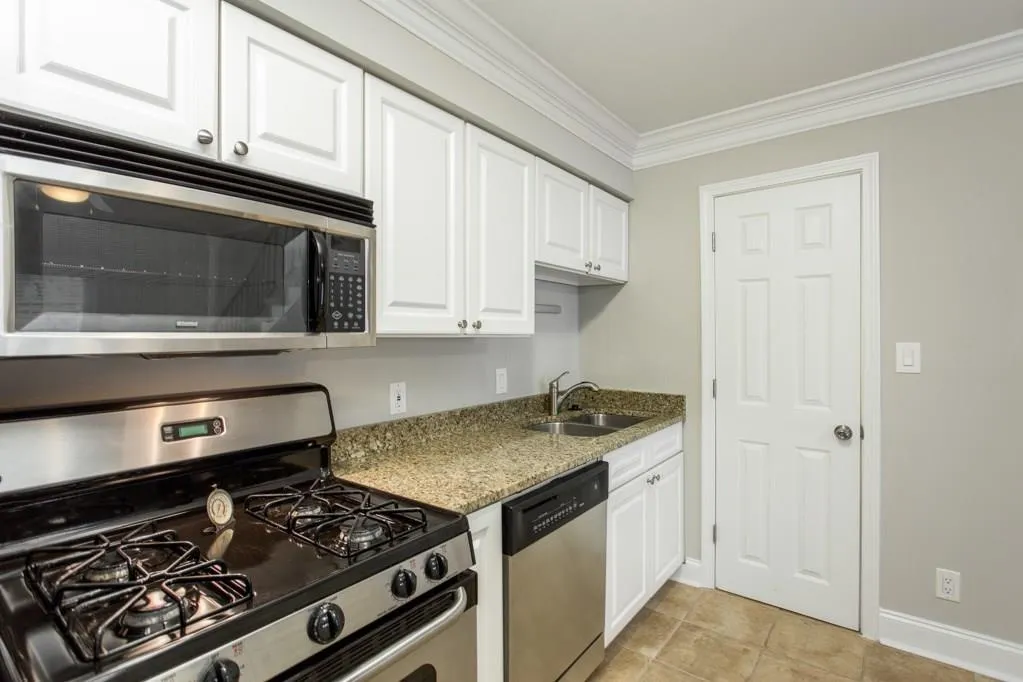 6980 Roswell Road Unit L1, Sandy Springs, Georgia 30328, 1 Bedroom Bedrooms, ,1 BathroomBathrooms,Residential,Sold,6980 Roswell Road Unit L1,6027190