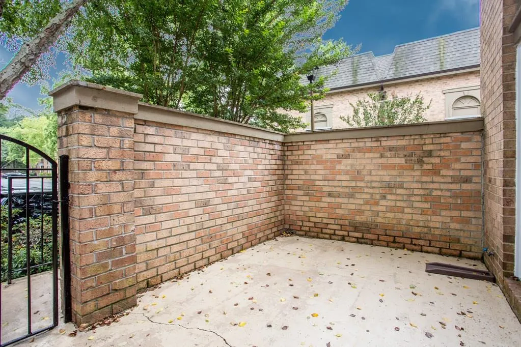 6980 Roswell Road Unit L1, Sandy Springs, Georgia 30328, 1 Bedroom Bedrooms, ,1 BathroomBathrooms,Residential,Sold,6980 Roswell Road Unit L1,6027190