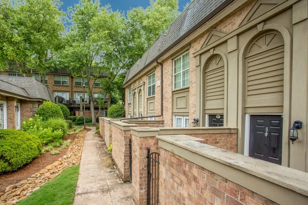 6980 Roswell Road Unit L1, Sandy Springs, Georgia 30328, 1 Bedroom Bedrooms, ,1 BathroomBathrooms,Residential,Sold,6980 Roswell Road Unit L1,6027190