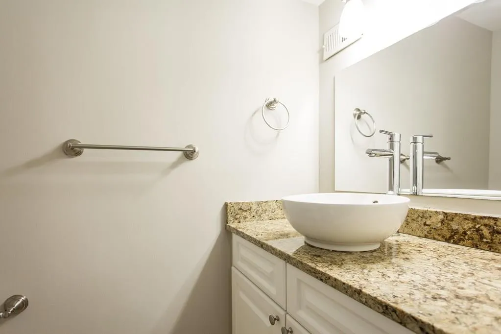 6980 Roswell Road Unit L1, Sandy Springs, Georgia 30328, 1 Bedroom Bedrooms, ,1 BathroomBathrooms,Residential,Sold,6980 Roswell Road Unit L1,6027190