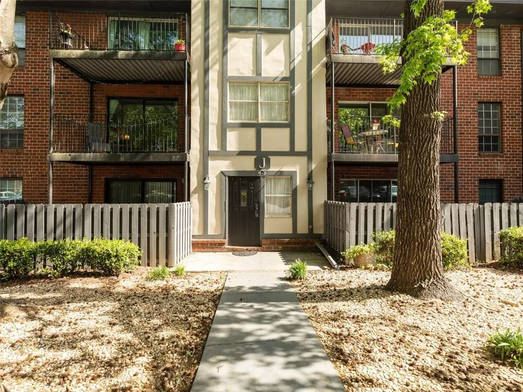 6851 Roswell Road Ne Unit J17, Sandy Springs, Georgia 30328, 1 Bedroom Bedrooms, ,1 BathroomBathrooms,Residential,Sold,6851 Roswell Road Ne Unit J17,6869533