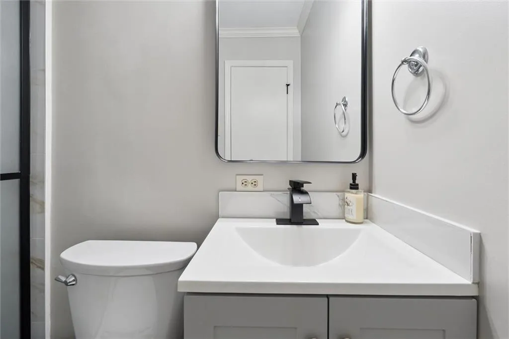Full bath with vanity and ornamental molding