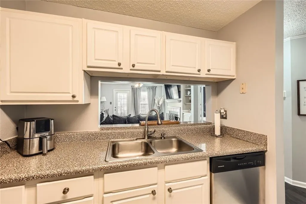 3655 Habersham Road Ne Unit 227, Atlanta, Georgia 30305, 2 Bedrooms Bedrooms, 0 ,2 BathroomsBathrooms,Residential,For Sale,3655 Habersham Road Ne Unit 227,7761668