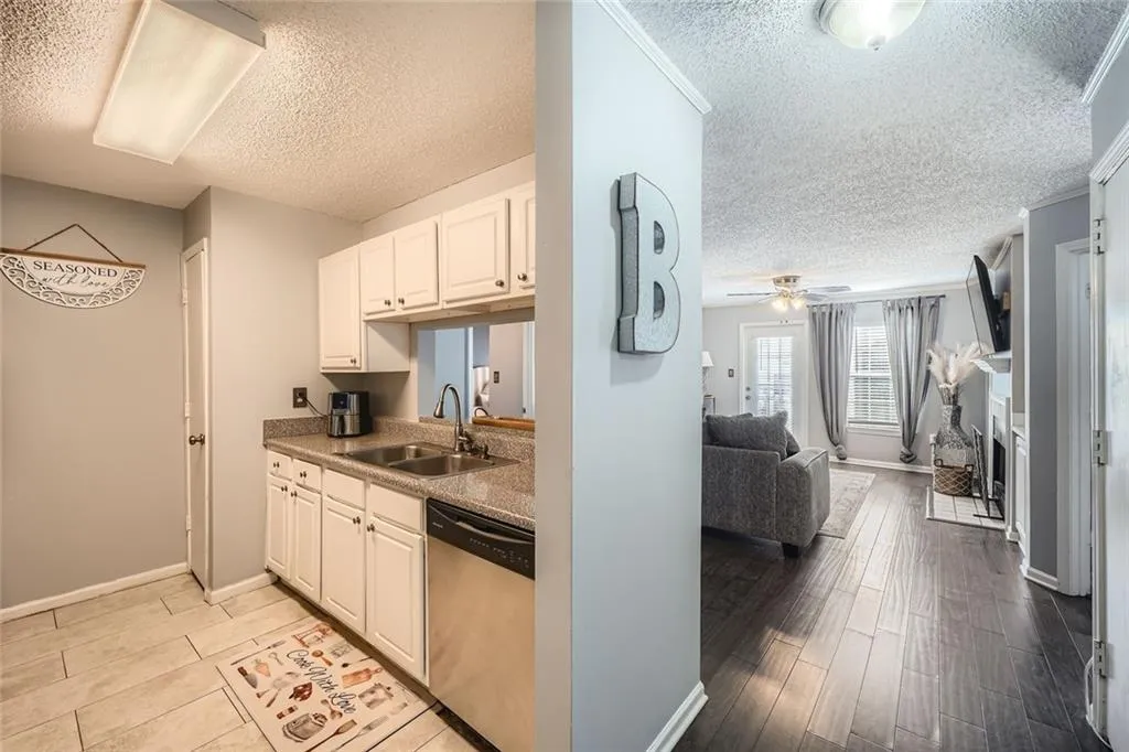 3655 Habersham Road Ne Unit 227, Atlanta, Georgia 30305, 2 Bedrooms Bedrooms, 0 ,2 BathroomsBathrooms,Residential,For Sale,3655 Habersham Road Ne Unit 227,7761668