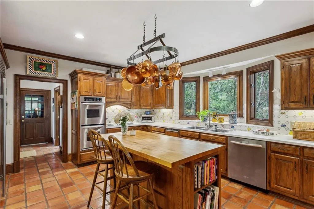 1840 Brandon Hall Drive, Sandy Springs, Georgia 30350, 4 Bedrooms Bedrooms, ,3 BathroomsBathrooms,Residential,Sold,1840 Brandon Hall Drive,7198709
