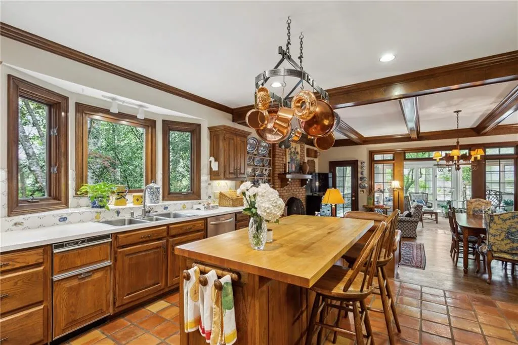 1840 Brandon Hall Drive, Sandy Springs, Georgia 30350, 4 Bedrooms Bedrooms, ,3 BathroomsBathrooms,Residential,Sold,1840 Brandon Hall Drive,7198709