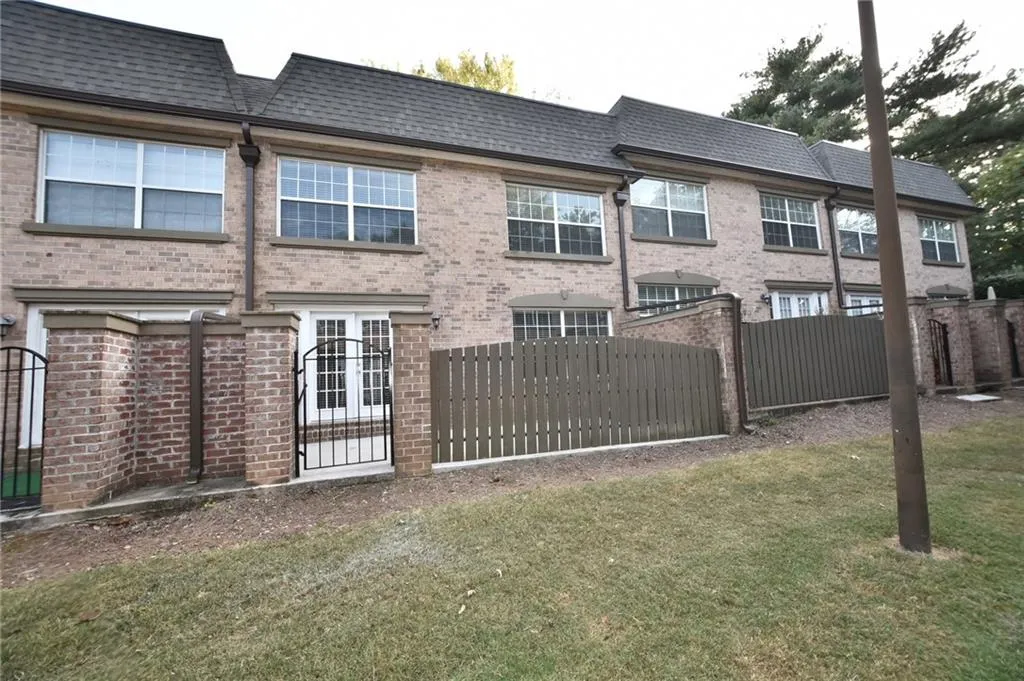 6980 Roswell Road Ne Unit F3, Atlanta, Georgia 30328, 3 Bedrooms Bedrooms, ,2 BathroomsBathrooms,Residential,Sold,6980 Roswell Road Ne Unit F3,5762358