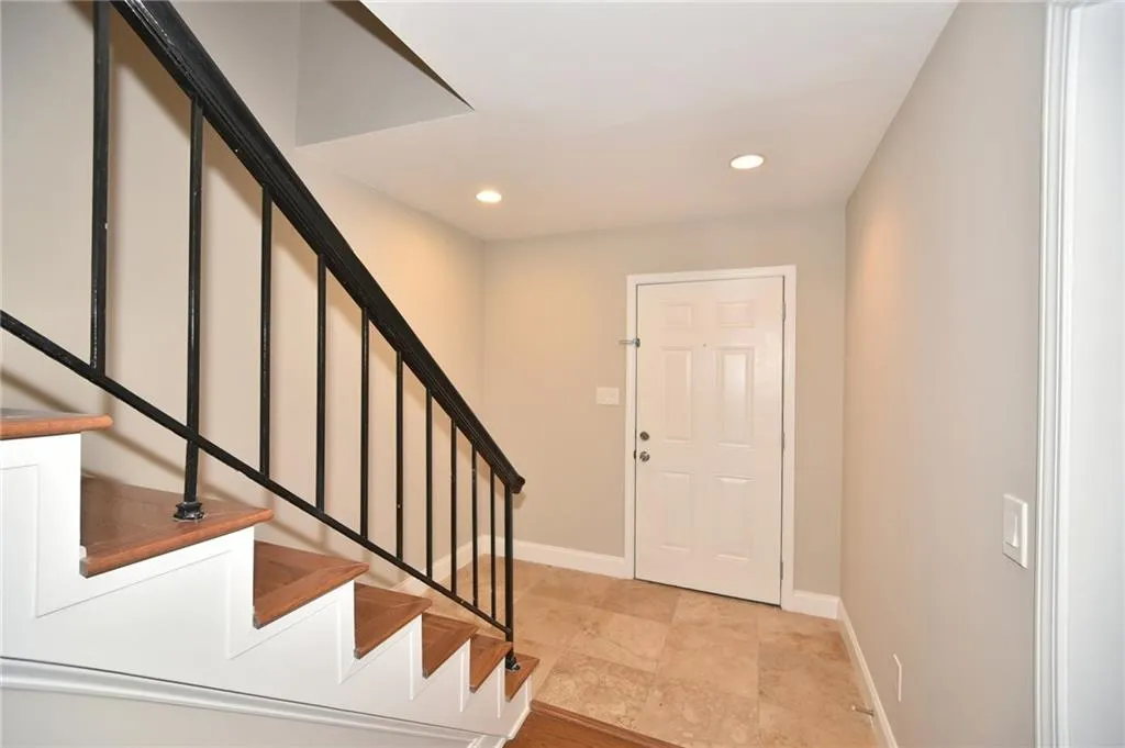 6980 Roswell Road Ne Unit F3, Atlanta, Georgia 30328, 3 Bedrooms Bedrooms, ,2 BathroomsBathrooms,Residential,Sold,6980 Roswell Road Ne Unit F3,5762358