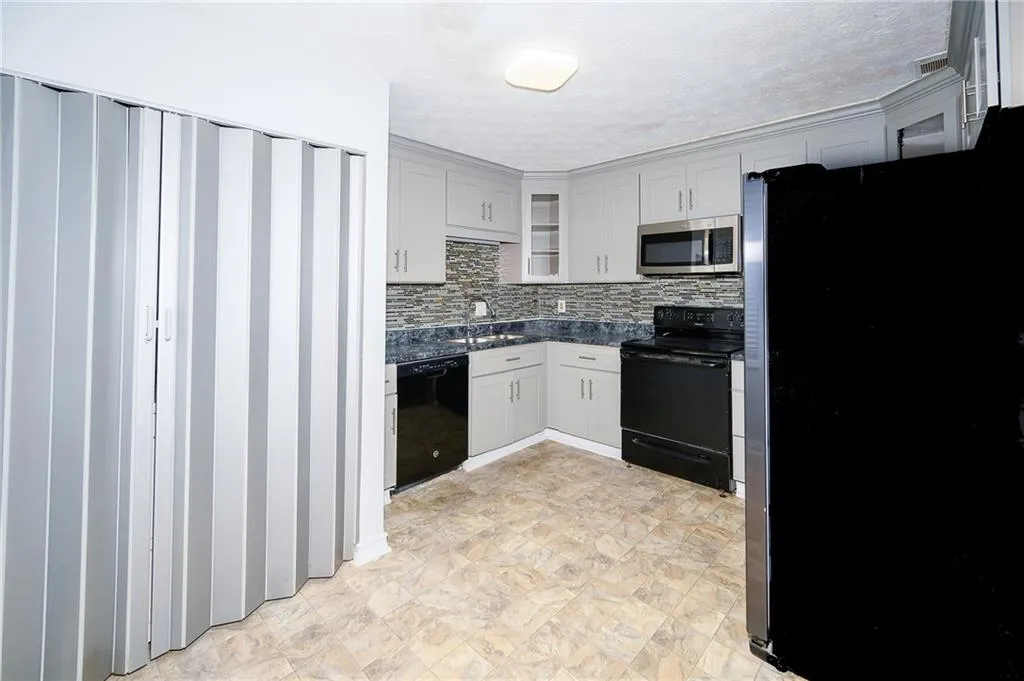 390 N River Parkway Unit E, Sandy Springs, Georgia 30350, 3 Bedrooms Bedrooms, ,2 BathroomsBathrooms,Residential,Sold,390 N River Parkway Unit E,7174803