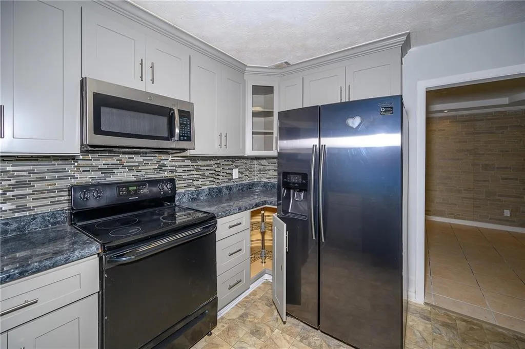 390 N River Parkway Unit E, Sandy Springs, Georgia 30350, 3 Bedrooms Bedrooms, ,2 BathroomsBathrooms,Residential,Sold,390 N River Parkway Unit E,7174803