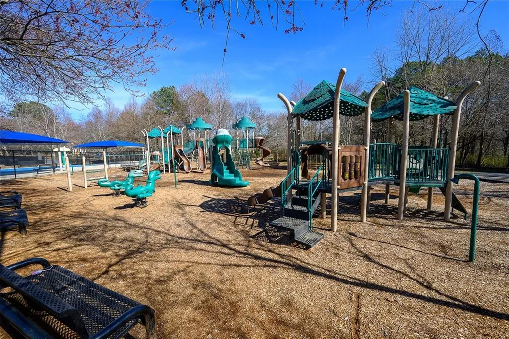 390 N River Parkway Unit E, Sandy Springs, Georgia 30350, 3 Bedrooms Bedrooms, ,2 BathroomsBathrooms,Residential,Sold,390 N River Parkway Unit E,7174803