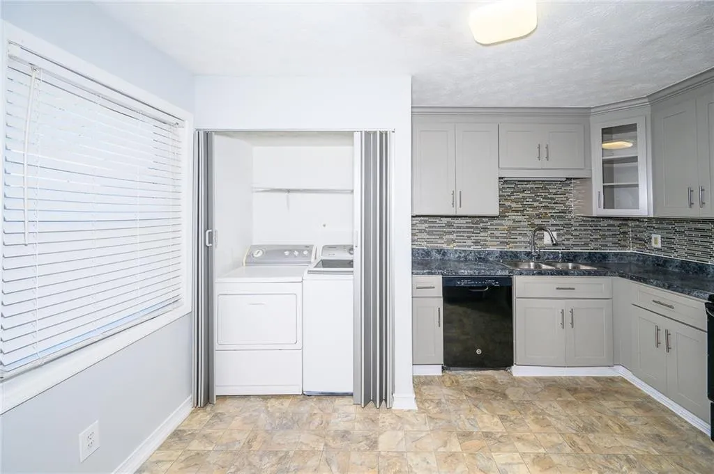 390 N River Parkway Unit E, Sandy Springs, Georgia 30350, 3 Bedrooms Bedrooms, ,2 BathroomsBathrooms,Residential,Sold,390 N River Parkway Unit E,7174803