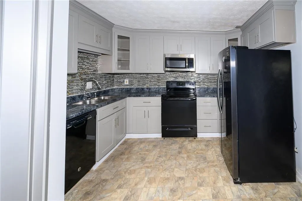 390 N River Parkway Unit E, Sandy Springs, Georgia 30350, 3 Bedrooms Bedrooms, ,2 BathroomsBathrooms,Residential,Sold,390 N River Parkway Unit E,7174803